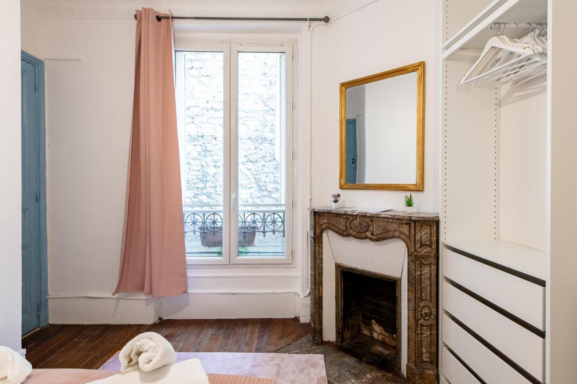 Stylish 2-bedroom Near The Famous Moulin Rouge * Parijs