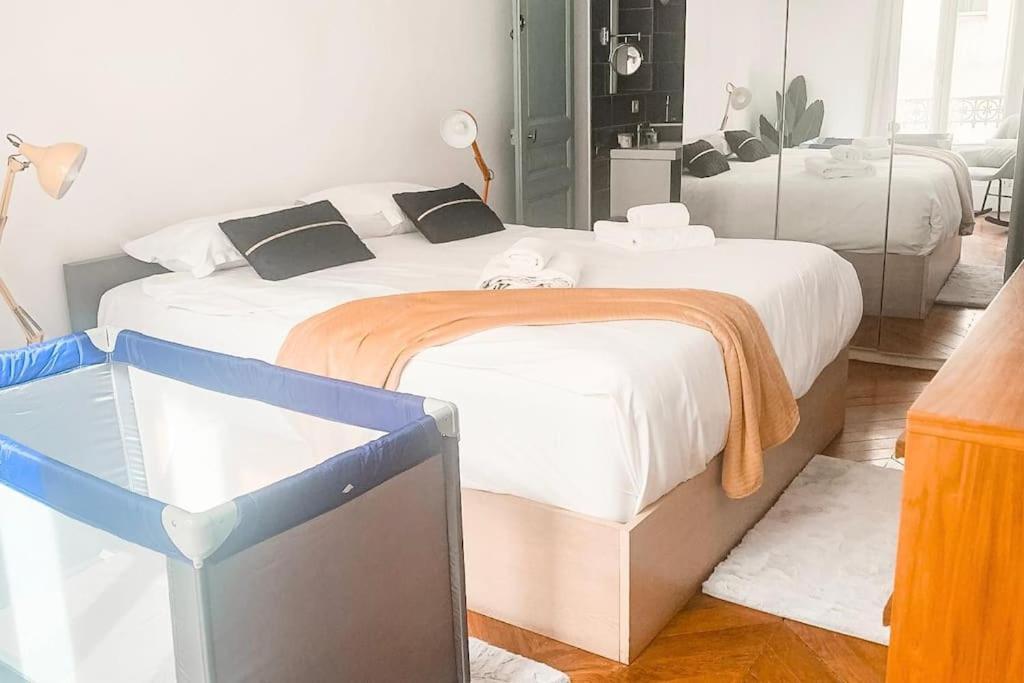 Stylish 2-bedroom Near The Famous Moulin Rouge * Parijs