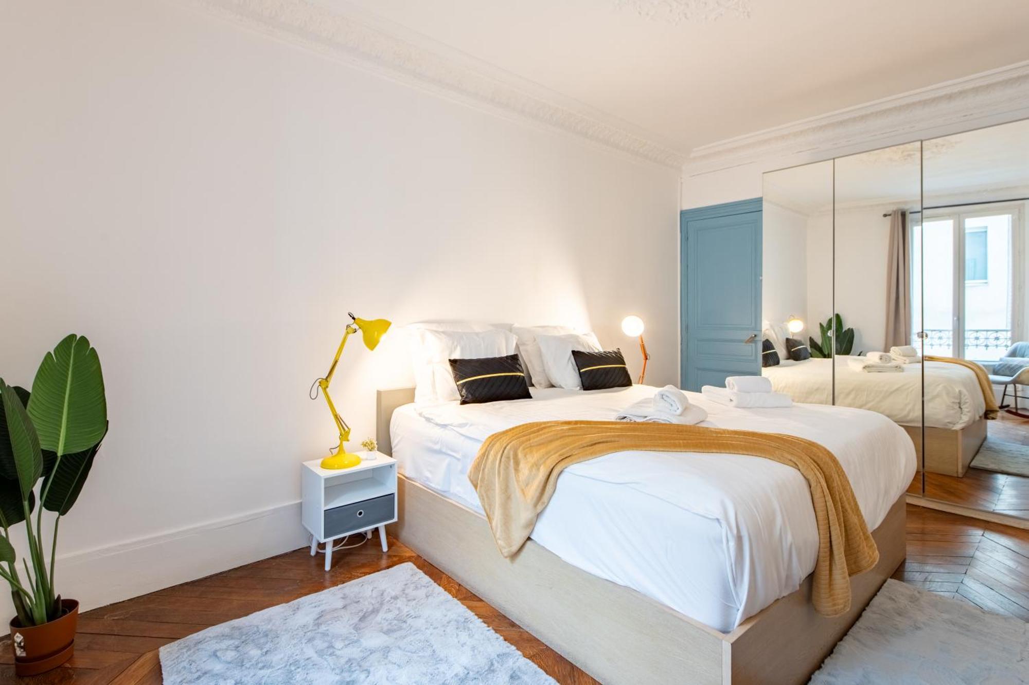Stylish 2-bedroom Near The Famous Moulin Rouge * Parijs
