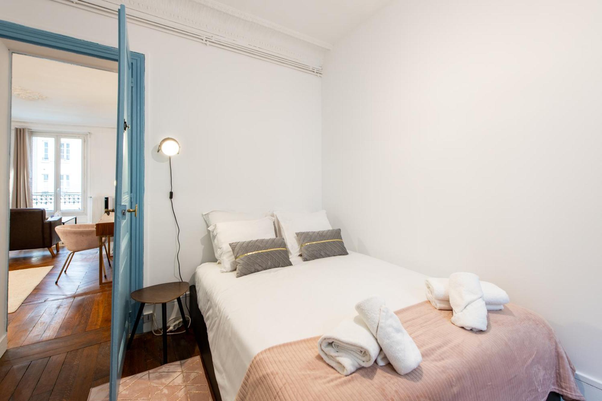 Stylish 2-bedroom Near The Famous Moulin Rouge * Parijs