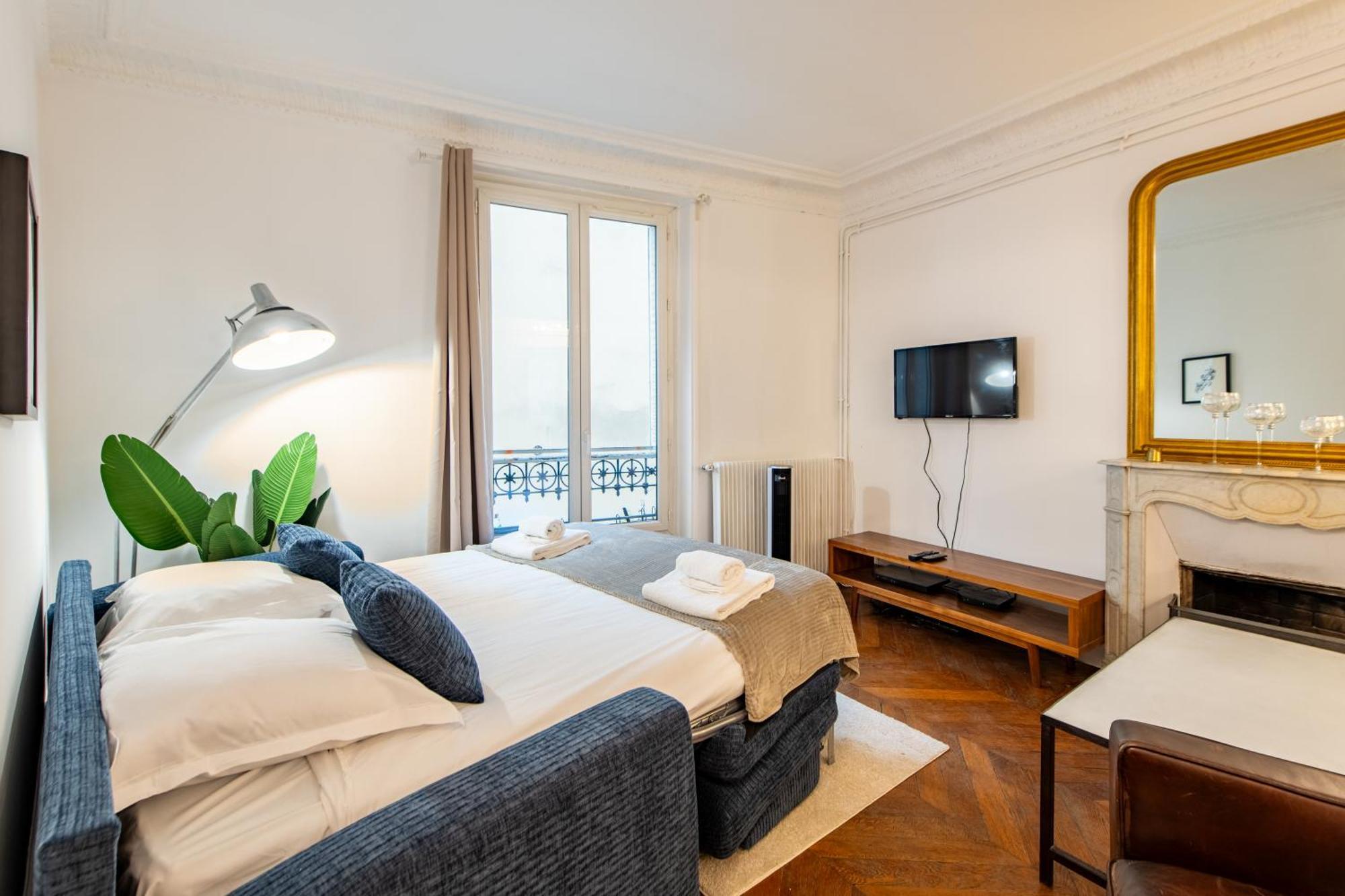 Stylish 2-bedroom Near The Famous Moulin Rouge * Parijs