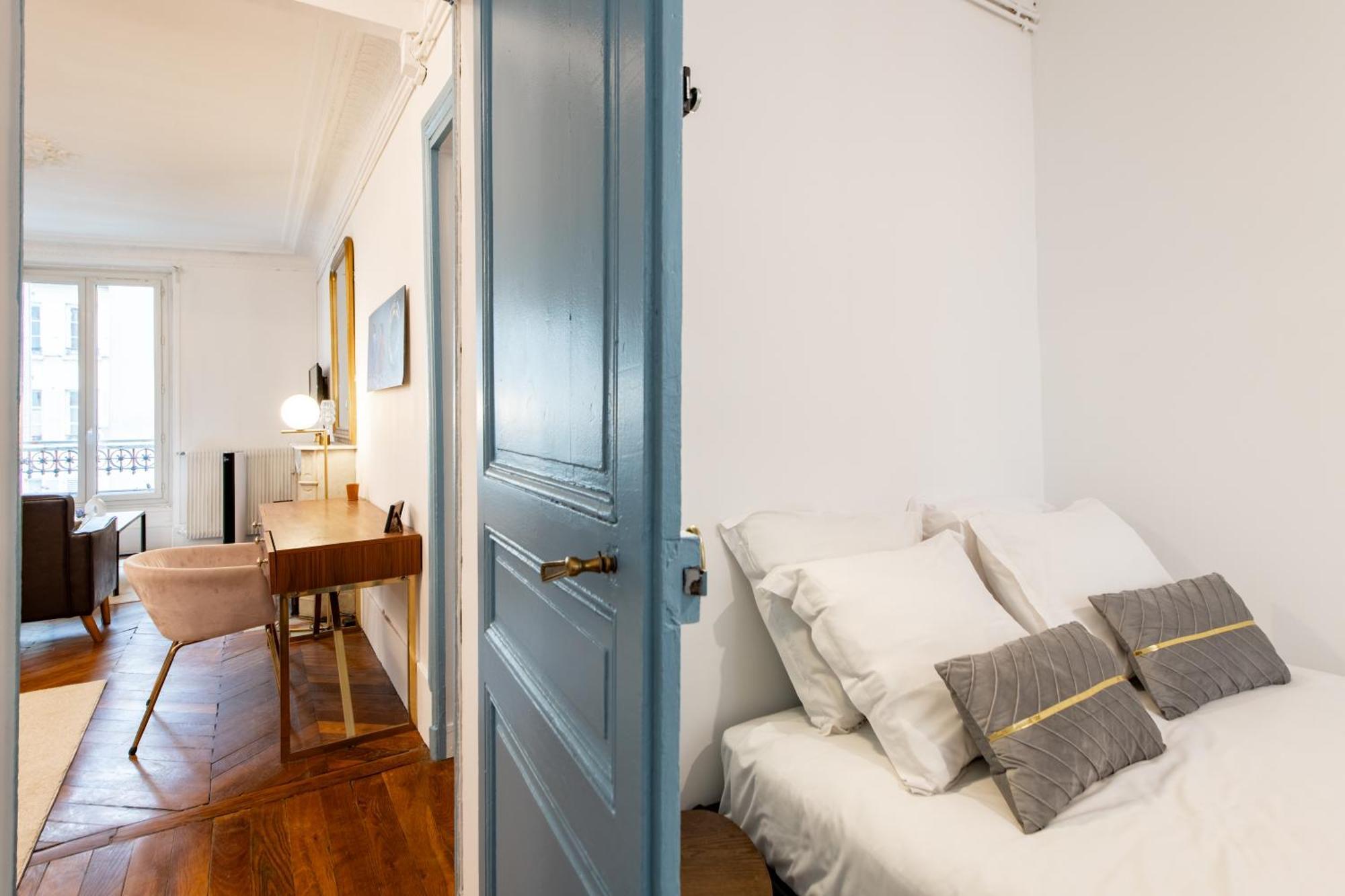 Stylish 2-bedroom Near The Famous Moulin Rouge * Parijs